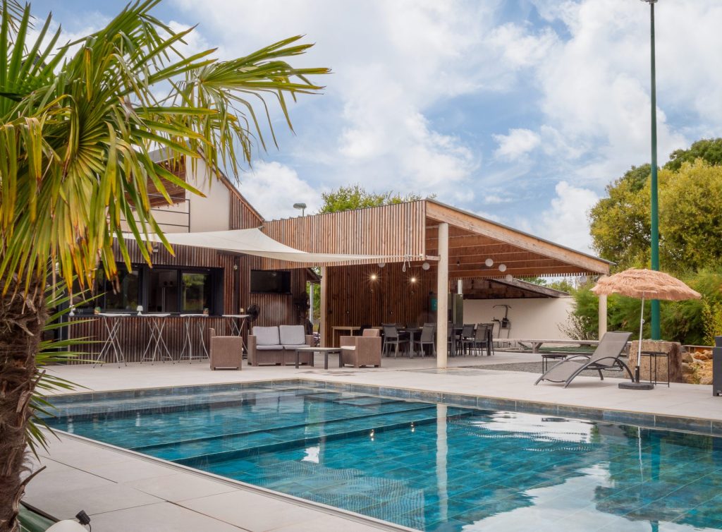 Extérieur, terrasse, piscine, salon de jardin, table à manger, pergola